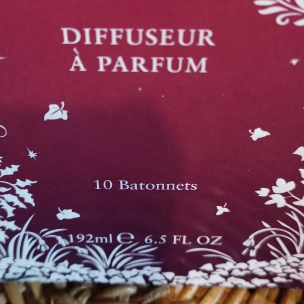 Crabtree & Evelyn Noël Diffuser - Festive Red